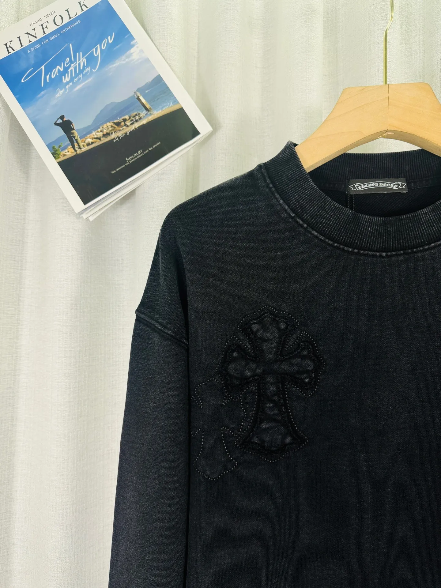 P260 top version, real shot without P, ​​different from market currency) 𝗖𝗵𝗿𝗼𝗺𝗲 𝗛𝗲𝗮𝗿𝘁𝘀/Cro Heart 2025 washed patch embroidery autumn and winter new original single counter American laser burnt 3D three-dimensional color embroidered couple casual sweatshirt 👑The highest version! Customized fabric 430g tripe terry fabric! American acid-washed and distressed original fabric laser burnt ✟appliqué embroidery and exquisite embroidery of letters! The best-selling model in the counter, very comfortable to wear. Accessories: original molded and authenticated collar label➕100% silk wash label. Genuine purchase-grade original hangtag➕matching hanging rope➕3D hanging beads➕original packaging bag. Craftsmanship: The original version has consistent wiring! The highest version of the armhole matching technique! Color: Pink Black Size: S M L XL Style No.: 9311